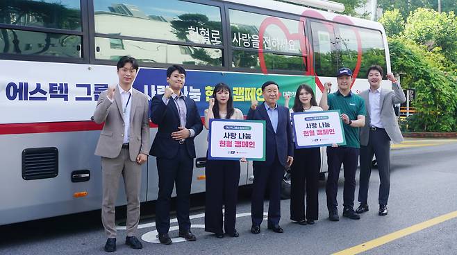 이병화(사진 가운데) 대표를 포함한 에스텍시스템 임직원들이 헌혈 캠페인에 참여하고 있다. [에스텍시스템 제공]