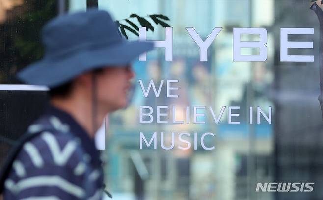 [서울=뉴시스] 김혜진 기자 = 어도어는 31일 오전 임시주주총회를 열고, 하이브 측이 인사인 김주영 CHRO(최고인사책임자), 이재상 CSO(최고전략책임자), 이경준 CFO(최고재무책임자)를 새 사내이사로 선임했다. 민희진 대표이사는 30일 가처분 인용으로 유임돼 대표직 방어에 성공했다. 이로써 민희진 대표는 유임이 확정됐고 민희진 대표 측 기존 어도어 이사 2명은 해임됐다. 사진은 31일 오전 서울 용산구 하이브 사옥. 2024.05.31. jini@newsis.com