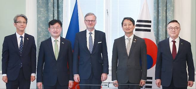 우리 기업의 체코 신규 원전 건설 사업 우선협상자 선정과 관련해 파견된 대통령 특사단이 24일(현지시간) 체코 프라하에 위치한 총리실에서 페트르 피알라 체코 총리를 만나 윤석열 대통령의 감사 친서를 전달한 뒤 기념촬영을 하고 있다. 왼쪽부터 홍영기 주체코대사, 성태윤 대통령실 정책실장, 페트로 피알라 체코 총리, 안덕근 산업통상자원부 장관, 황주호 한국수력원자력 사장. 대통령실 제공