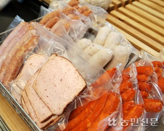 완성된 가공육 제품은 진공포장해 매장 안에 진열한다.