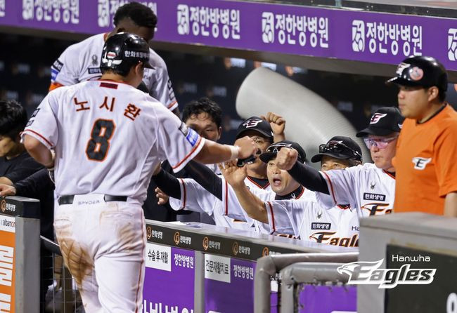 한화 김경문 감독(오른쪽)이 득점에 성공한 노시환을 환영하고 있다. /한화 이글스 제공