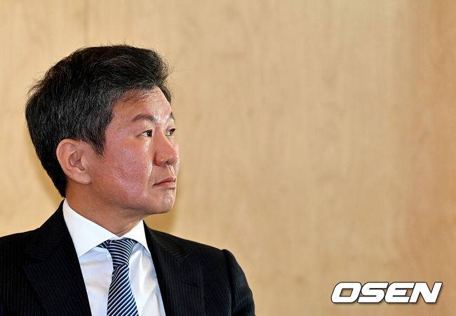 [OSEN=최규한 기자] 대한축구협회(KFA)가 16일 오전 서울 신문로 축구회관에서 축구 대표팀 사안 관련 임원회의를 개최했다. 이번 회의에는 정몽규 회장 및 주요 임원진이 참석하며 위르겐 클린스만(60) 대한민국 대표팀 감독 경질 여부를 논의할 예정이다. 회의는 비공개로 진행되며 회의결과 발표 여부는&nbsp;정해지지 않았다.정몽규 대한축구협회 회장이 회의를 앞두고 생각에 잠겨 있다. 2024.02.16 / dreamer@osen.co.kr