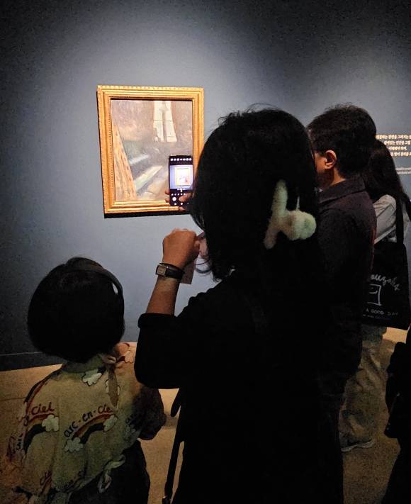 서울 예술의전당 한가람미술관에서 열리고 있는 에드바르 뭉크 특별전 ‘비욘드 더 스크림’ 전시회에서 관람객들이 ‘생클루의 밤’을 감상하고 있다.