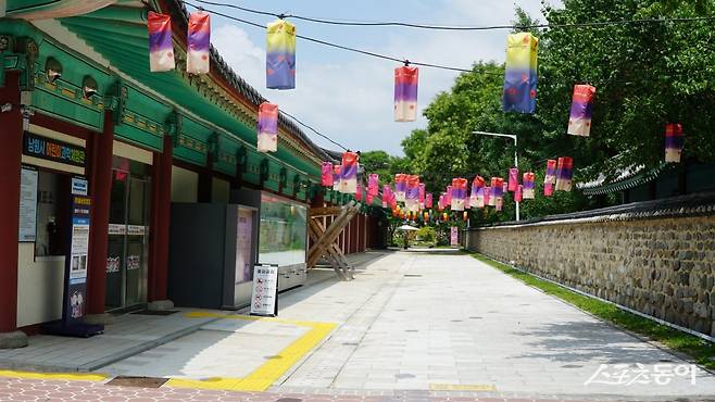 남원시가 광한루원 옆에 조성한 월광포차 거리. 밤에는 이곳에 2030 젊은 방문객을 위한 다양한 점포와 야장이 펼쳐져 남원 여름 밤의 또 다른 낭만을 보여준다                                                                                                   남원｜김재범 기자