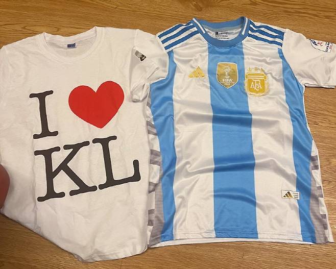 부킷 빈탕 시내 곳곳의 작은 기념품 가게에서 흔히 볼 수 있는 디자인이다