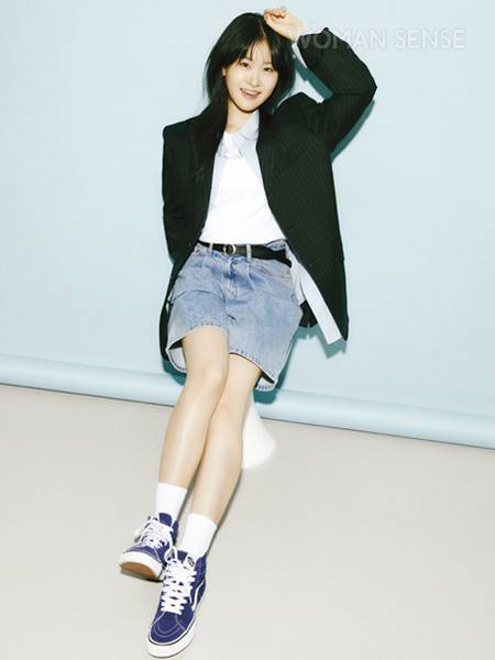 스카이블루 셔츠 바이모노, 이너 톱 자라, 데님 쇼츠 위드아웃썸머, 스니커즈 반스, 재킷, 벨트, 네크리스 모두 스타일리스트 소장품