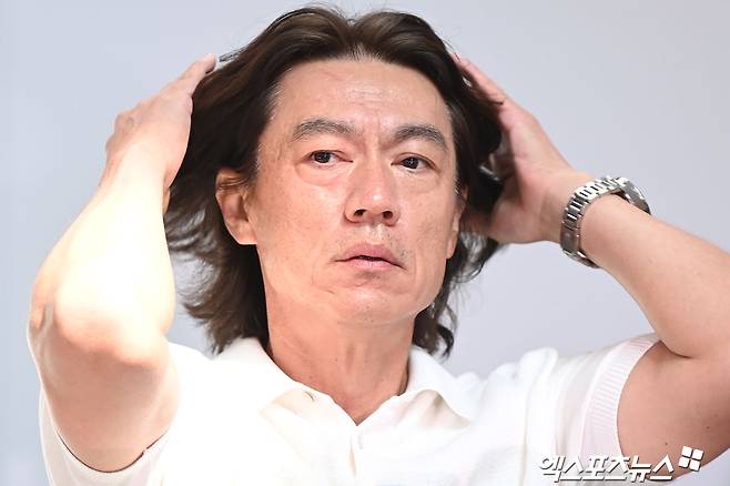 대한민국 축구 국가대표팀 사령탑에 부임한 뒤 유럽 출장 길에 올랐던 홍명보 감독이 현지 비행편 차질로 인해 당초 예정했던 24일이 아닌 25일 귀국할 예정이다. 대한축구협회는 지난 23일 늦은 밤 공지를 통해 '현지 항공 지연으로 홍 감독이 귀국편에 탑승하지 못했다'며 '24일 귀국은 불가능한 것으로 확인됐다. 25일 오전 귀국 예정'이라고 밝혔다. 홍 감독은 이달 말 취임 기자회견을 열 것으로 예상된다. 엑스포츠뉴스DB