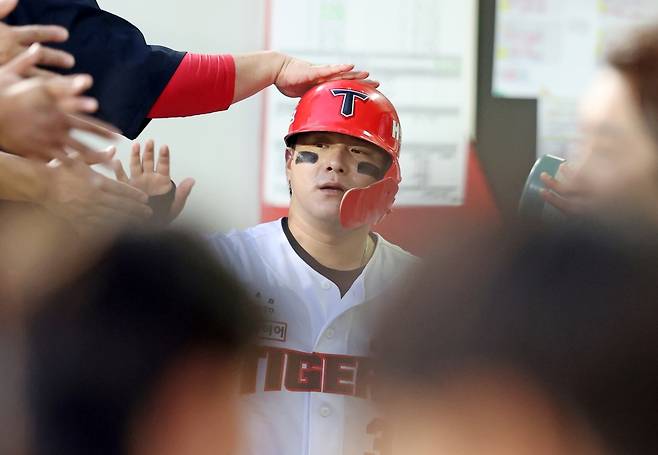 24일 오후 광주-KIA챔피언스필드에서 열린 '2024 신한 SOL Bank KBO리그' NC 다이노스와 KIA 타이거즈의 경기, 5회말 1사 KIA 김선빈이 솔로홈런을 친 뒤 더그아웃으로 들어와 동료들의 환영을 받고 있다. KIA 타이거즈 제공