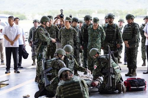 군 관계자의 설명을 듣고 있는 라이칭더 대만 총통 [대만 총통부 캡처.재판매 및 DB 금지]