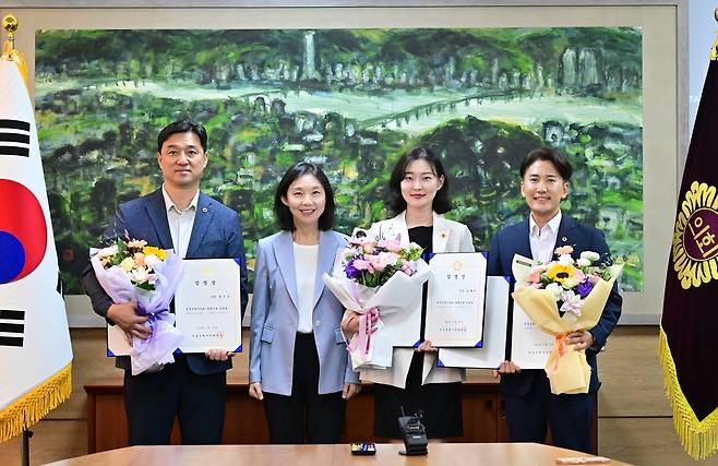 서울시의회 신임 대변인에 김혜지·이민석·정준호 의원 (서울=연합뉴스) 서울시의회 신임 대변인으로 임명된 더불어민주당 정준오 시의원(맨 왼쪽)과 국민의힘 김혜지(왼쪽 세 번째)·이민석(맨 오른쪽) 시의원이 최호정 서울시의회 의장(왼쪽 두 번째)과 기념사진을 촬영하고 있다. 2024.7.24 [서울시의회 제공. 재판매 및 DB 금지]