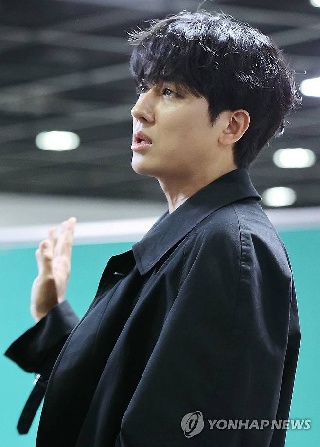 손호준, '엔젤스 인 아메리카' 출연 (서울=연합뉴스) 이재희 기자 = 배우 손호준이 24일 오후 서울 강북구 성신여대 운정그린캠퍼스에서 연극 '엔젤스 인 아메리카' 공연의 일부를 시연하고 있다. 2024.7.24 scape@yna.co.kr