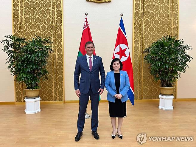 막심 리젠코프 벨라루스 외교장관과 최선희 북한 외무상 [AFP/ 벨라루스 외교부 제공=연합뉴스. 재판매 및 DB 금지]