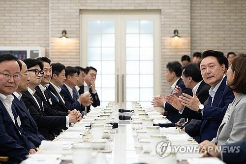 윤석열 대통령, 국민의힘 신임 지도부 및 당대표 후보 출마자들과 만찬     (서울=연합뉴스) 진성철 기자 = 윤석열 대통령이 24일 서울 용산 대통령실 앞 파인그라스에서 국민의힘 한동훈 대표, 추경호 원내대표 등 신임 지도부 및 당 대표 후보 출마자들을 초청해 만찬을 함께 하고 있다.   2024.7.24 [대통령실 제공. 재판매 및 DB 금지]
    zjin@yna.co.kr
(끝)