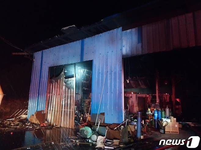 지난해 1월 고흥군 고흥읍 호형리 한 금속제조업체 공장에서 화재가 발생해 소방당국이 진화 작업을 벌이는 모습.(고흥소방서 제공)ⓒ News1 김동수 기자