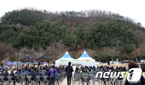 2018년 대구 동구 도동 측백나무 숲 앞에서 열린‘천연기념물 제1호 도동 측백나무 숲 보존과 재난안전 기원제’모습. 우리나라 최남단에서 군락을 이루고 자생하는 대구 도동 측백나무 숲은 1962년 12월 식물 분포학상 학술적 가치를 인정받아 천연기념물 제1호로 지정됐다. (대구=뉴스1) 공정식 기자