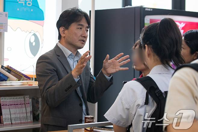 류화현 위메프 대표가 25일 서울 강남구 위메프 본사에서 '정산 지연 사태'로 환불을 요구하는 고객 및 취재진과 대화를 나누고 있다. 2024.7.25/뉴스1 ⓒ News1 유승관 기자