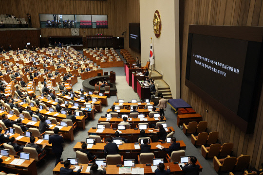 우원식 국회의장이 25일 서울 여의도 국회에서 열린 본회의에서 '채상병특검법' 재의결 안건에 대한 무기명 투표 결과를 발표하고 있다. 연합뉴스