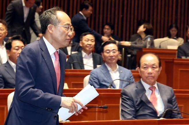 추경호 국민의힘 원내대표가 25일 국회에서 열린 의원총회에서 발언대로 향하고 있다. ⓒ뉴시스