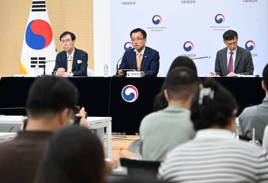 최상목(가운데) 부총리 겸 기획재정부 장관이 지난 22일 정부세종청사에서 '2024 세법 개정안' 관련 발언을 하고 있다. [연합뉴스]