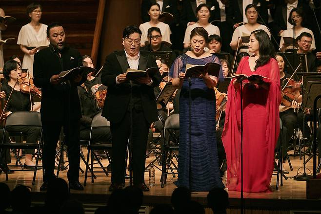 24일 평창대관령음악제 개막 공연에서 베토벤 교향곡 9번 ‘합창’ 공연에 참여한 베이스바리톤 사무엘 윤(왼쪽부터)과 테너 국윤종, 소프라노 이명주, 메조소프라노 사비나 김. 강원문화재단 제공
