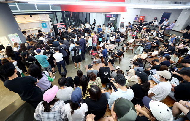 25일 새벽 서울 강남구 위메프 본사가 정산 지연 사태와 관련 상품을 환불받으려는 고객들로 붐비고 있다. 연합뉴스