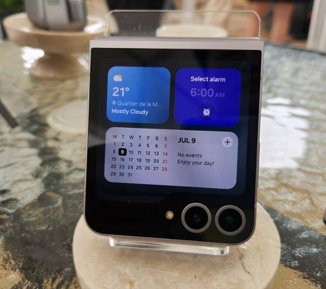 '갤럭시 Z 플립6'의 커버 스크린은 다양한 위젯이 들어가도록 업그레이드됐다. 파리=인현우 기자