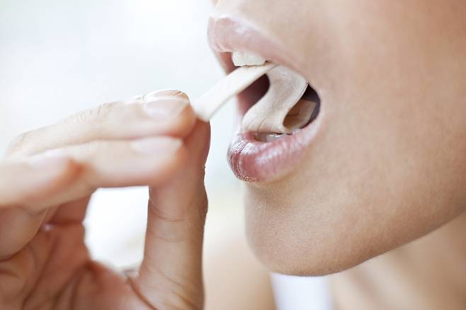 껌의 쫄깃한 식감을 내는 기초제는 위산에 분해되지 않기 때문에 체내에서 소화되지 않는다./사진=클립아트코리아