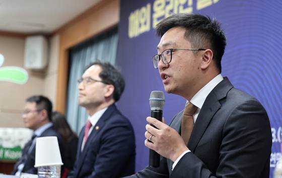 레이 장 알리익스프레스 코리아 대표가 13일 서울 용산구 한국소비자연맹에서 열린 해외 온라인 플랫폼 자율 제품안전 협약식에서 인사말을 하고 있다. [뉴스1]