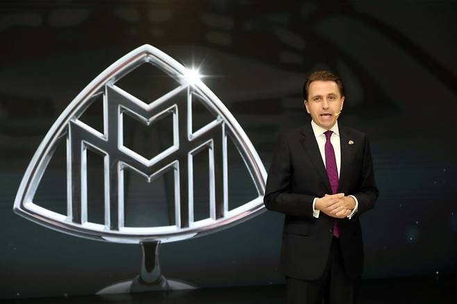 다니엘 레스코우 메르세데스-마이바흐 글로벌 총괄이 마이바흐 브랜드에 대해 설명하고 있다(메르세데스-벤츠 사진 제공)