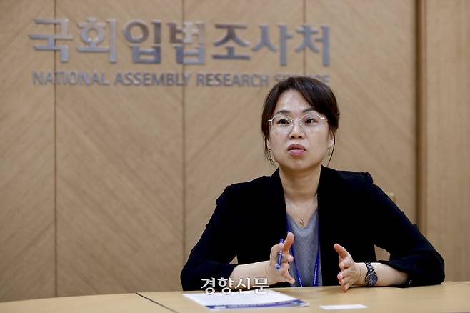 허민숙 국회입법조사처 입법조사관이 18일 국회입법조사처에서 경향신문과 교제폭력 관련 인터뷰를 하고 있다. 문재원 기자
