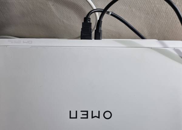 HP 오멘 14 슬림 본체 뒤편에서 HDMI와 C-타입 포트(일부)를 연결할 수 있도록 했다. 정옥재 기자