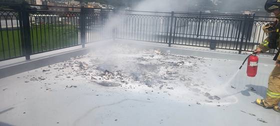 Firefighters extinguish a blaze which occurred after an object suspected to be a trash-carrying balloon from North Korea exploded on Wednesday in Goyang, Gyeonggi. [NEWS1]