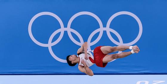 Ryu Sung-hyun competes in the men's individual floor exercise at the Ariake Gymnastics Stadium in Tokyo, Japan on Aug. 1, 2021. [JOINT PRESS CORPS]