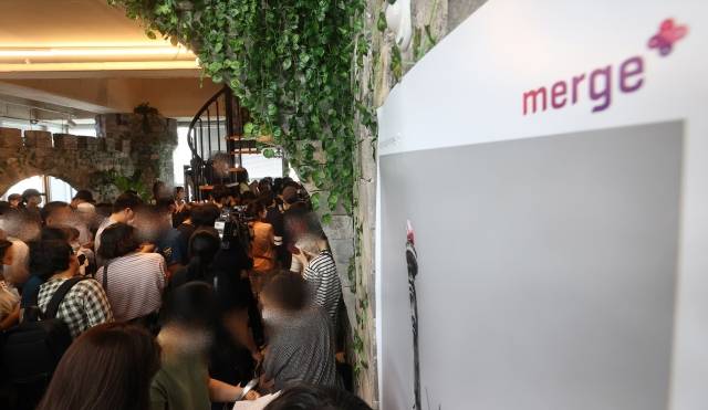 머지포인트 본사에 환불을 요구하기 위해 방문한 가입자들. 연합뉴스