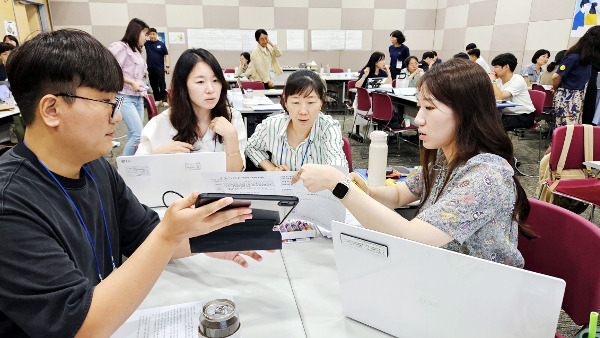 지난 21일 광주 서구 김대중컨벤션센터에서 진행된 ‘교실혁명 선도교사 연수’(AI 교과서 연수)에 참여한 교사들이 수업 혁신 방안을 논의하고 있다. 교사들은 내년 3월 도입되는 AI 교과서를 수업에 어떻게 활용할지 고민해보고 서로 아이디어를 공유했다.