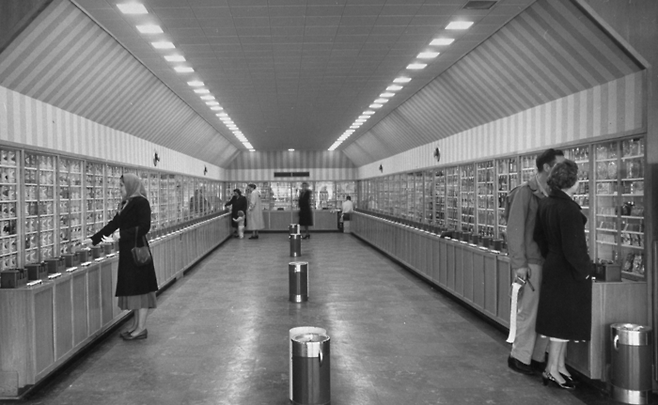 사진 잡지 라이프가 1949년 1월호에 소개한 미국 멤피스 소재 ‘자동화 식품 잡화점’ 키두즐. 흑백 사진만 아니라면 레트로한 컨셉의 이마트24 무인 매장이라고 해도 믿을 판이다. [사진 출처=The LIFE Picture Collection]