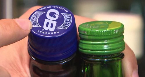 술 병뚜껑을 자세히 살피면 ‘납세필’ ‘국세’ 라고 적혀있는 납세 증지(證紙)가 보인다. 증지라는 단어는 특정 상황이 증명되거나 요금 등이 납부 되었음을 알리는 붙임종이를 뜻하지만, 이렇게 뚜껑에 증지를 인쇄하기도 한다. [사진 출처=KBS]