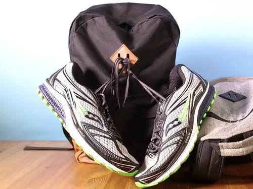 배낭 안에 넣을 수 없거나, 넣고 싶지 않은 물건은 래쉬 탭을 이용하면 쉽게 거치할 수 있다. [사진 출처=uniqueleatherbags.us]