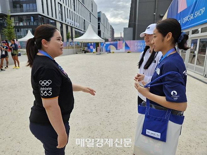 IOC 선수위원 선거에 도전중인 박인비(왼쪽)가 25일 프랑스 파리 생드니의 올림픽 선수촌 플라자에서 배드민턴 국가대표 안세영과 만나 인사를 나누고 있다. 김지한 기자