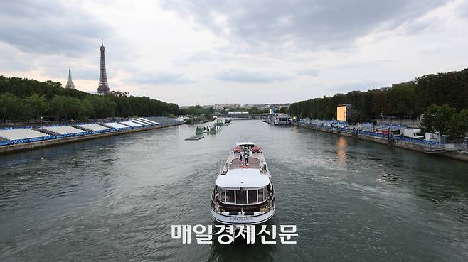 센강에서 개막식 사전 연습
2024파리올림픽 개막을 이틀 앞둔 24일 프랑스 파리 센강에서 개막식 사전 연습을 하고 있다. 2024.7.24 파리=이충우기자