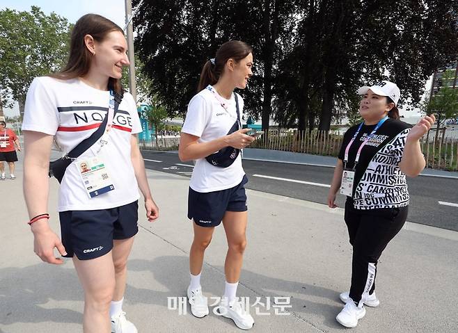 국제올림픽위원회(IOC) 선수위원에 도전하는 ‘골프 여제’ 박인비가 24일(현지시간) 프랑스 파리 외곽 생드니에 위치한 올림픽 선수촌에서 각 국 선수들에게 지지를 호소하고 있다. 2024.7.24/생드니=이충우가다