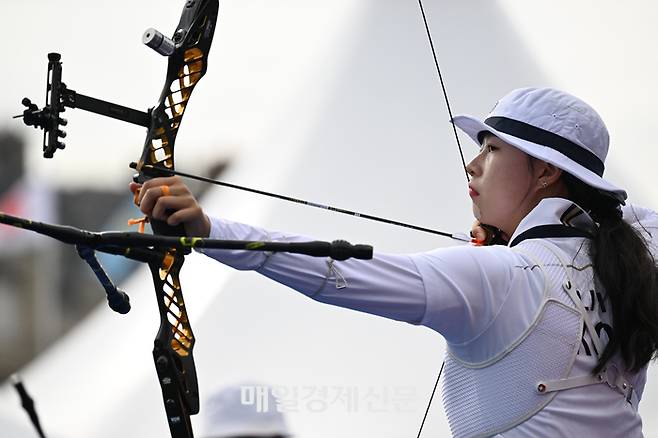 25일 오전(현지시간) 프랑스 파리 앵발리드 경기장에서 열린 2024파리올림픽 여자 리커브 개인 랭킹 라운드 경기. 한국 임시현이 활을 쏘고 있다. 2024.7.25 파리=이충우기자