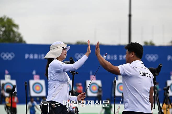 25일 오전(현지시간) 프랑스 파리 앵발리드 경기장에서 열린 2024파리올림픽 여자 리커브 개인 랭킹 라운드 경기. 한국 임시현이 하이파이브를 하고있다. 2024.7.25 파리=이충우기자