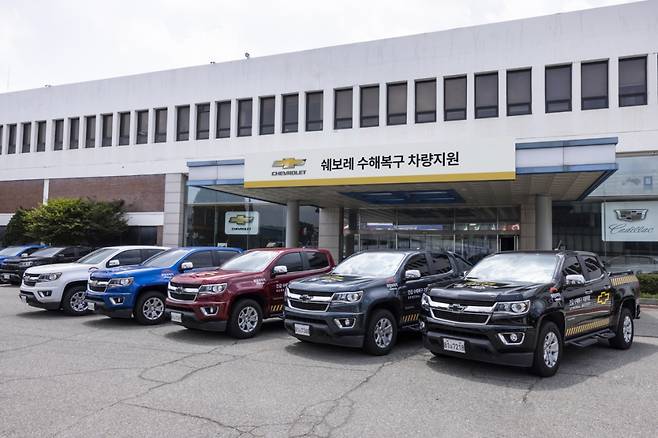 GM은 24일 GM 한국사업장 부평 본사에서 GM 임직원과 인천광역시자원봉사센터 관계자 및 임직원 자원봉사자들이 참석한 가운데 긴급 구호 차량 전달식을 개최했다. 사진은 쉐보레 브리게이드 차량들의 모습. /사진제공=GM한국사업장