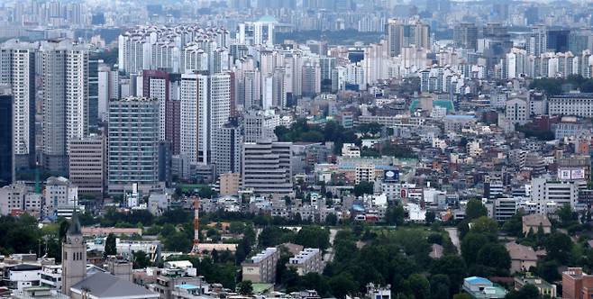 국토부가 주택건설사업 인·허가 장애요인을 해소하고 주요 지연사례 공유를 통해 제도개선 필요성을 논의하고자 지난 24일 제2차 주택건설사업 인·허가 협의회를 개최했다. 사진은 서울 도심 전경. /사진=뉴시스