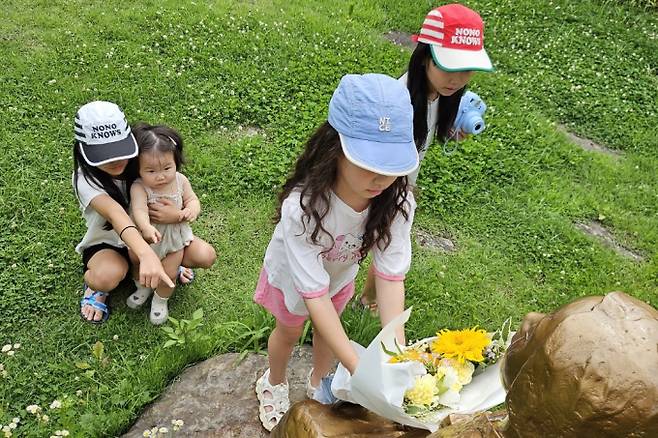 전남 구례에서  네 자매가 소녀상에 헌화하고 있다. 사진제공=경기도