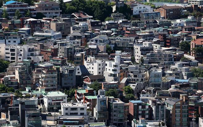 빌라 전세사기 여파로 경매 매물이 늘며 이달 서울 빌라 경매 건수가 4259건으로 역대 최다 수준을 기록했다. 사진은 서울시내 한 빌라 밀집 지역. /사진=뉴시스