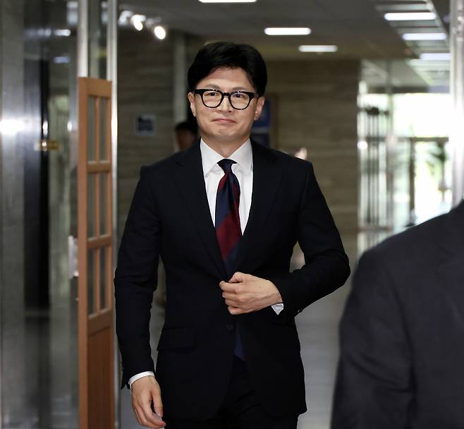 한동훈 국민의힘 신임 당대표가 24일 오전 서울 여의도 국회 당대표실로 이동하고 있다. [연합]