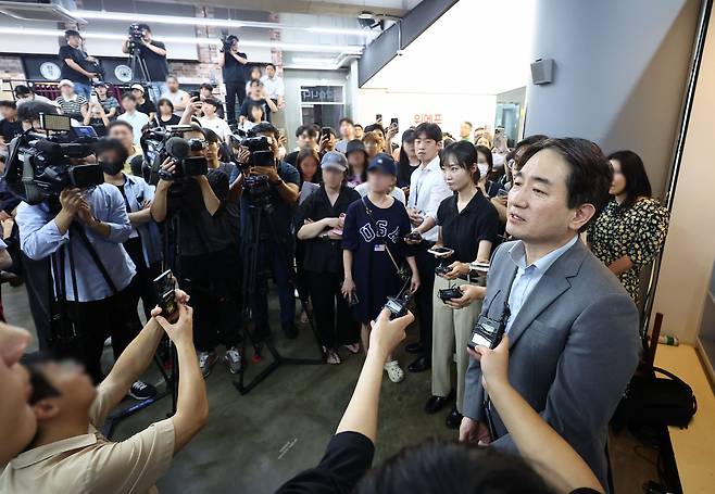 류화현 위메프 대표이사가 25일 새벽 서울 강남구 위메프 본사에서 정산 지연 사태로 상품을 환불받으려는 고객들을 응대하고 있다. [연합]