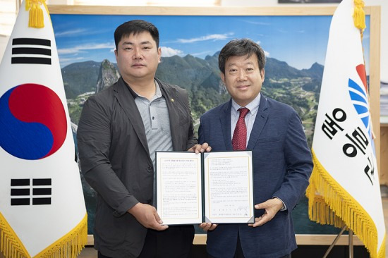 울릉군(군수 남한권)과 울릉에너지협동조합(대표 전종환) 간 LP가스 해상운송비 지원 협약을 체격한후 가념사진을 찍고 있다(울릉군 제공)